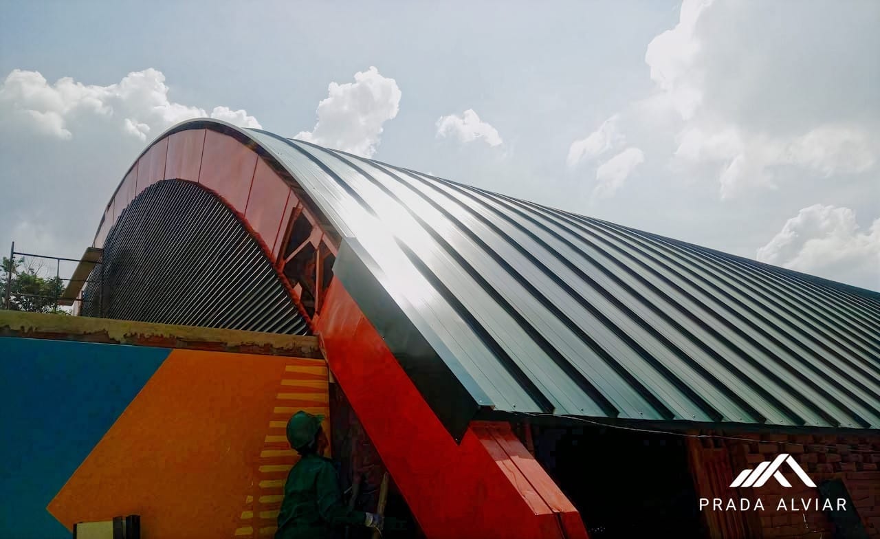 Fabricación e Instalación de Cubierta metálica curva con Teja Standing Seam sin traslapo en Colegio Vicente Diaz - Bucaramanga, Santander