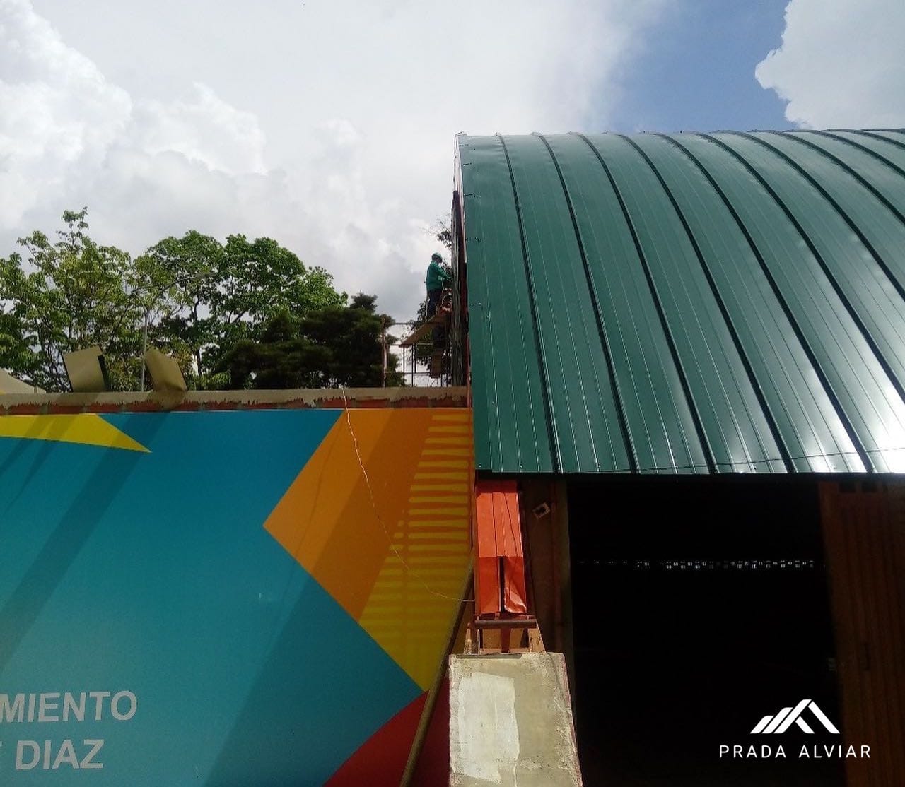 Fabricación e Instalación de Cubierta metálica curva con Teja Standing Seam sin traslapo en Colegio Vicente Diaz - Bucaramanga, Santander