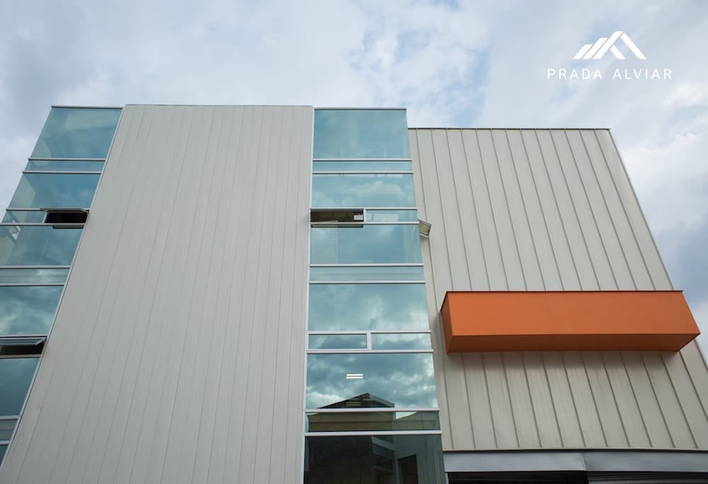 Fabricación e Instalación de Fachada metálica sin traslapo Standing Seam DESKA en Zona franca - Bucaramanga, Santander