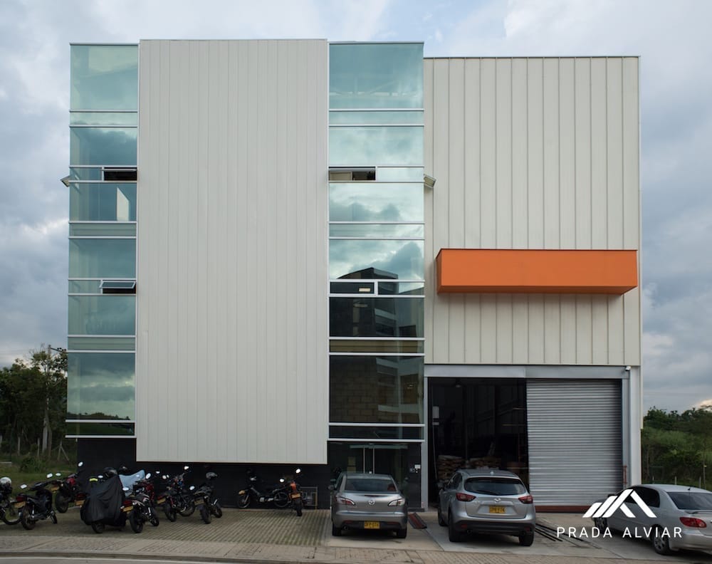 Fabricación e Instalación de Fachada metálica sin traslapo Standing Seam DESKA en Zona franca - Bucaramanga, Santander