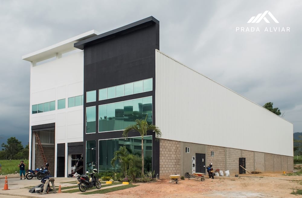 Fabricación e Instalación de Fachada metálica sin traslapo Standing Seam DESKA en Zona franca - Bucaramanga, Santander