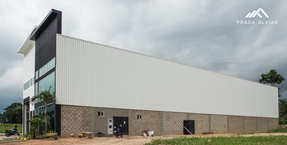 Fabricación e Instalación de Fachada metálica sin traslapo Standing Seam DESKA en Zona franca - Bucaramanga, Santander
