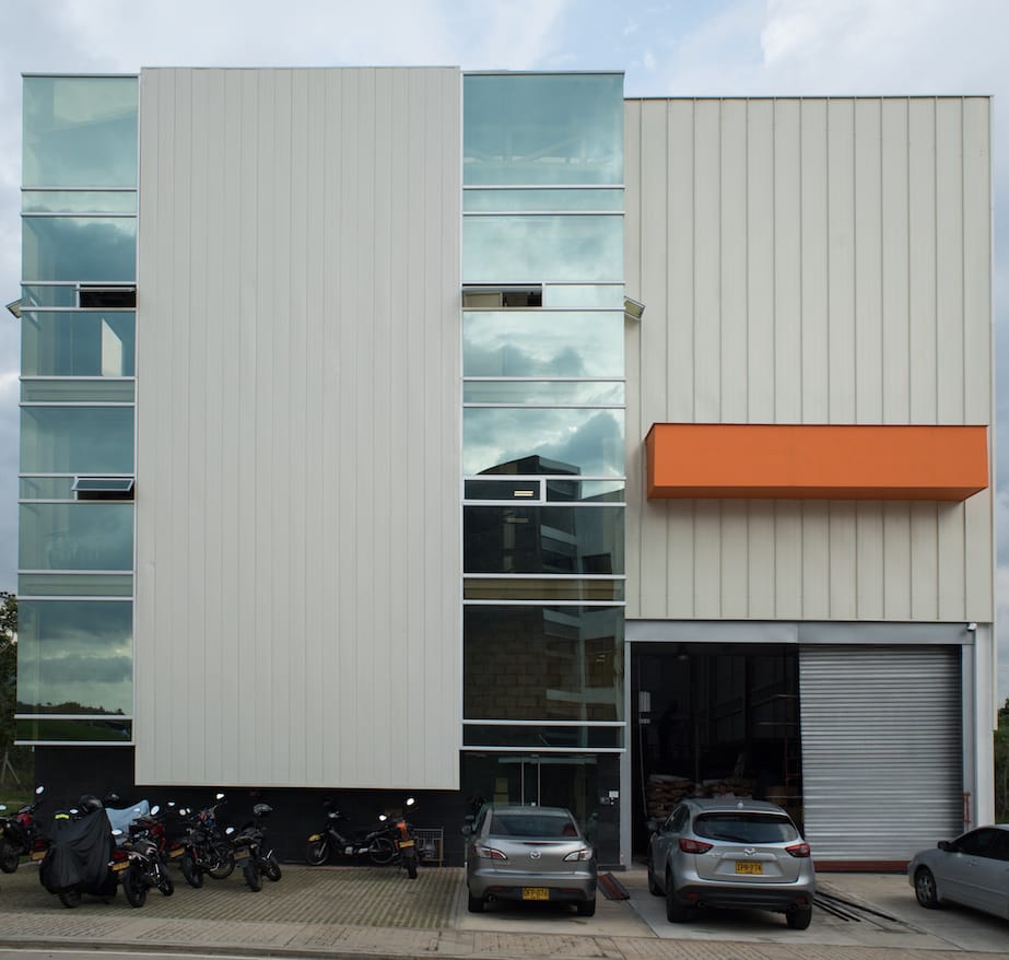 Fabricación e Instalación de Fachada metálica sin traslapo Standing Seam DESKA en Zona franca - Bucaramanga, Santander
