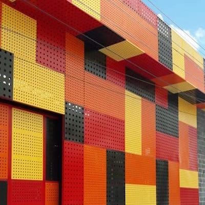 Fabricación e Instalación de Fachada metálica microperforada en Casa del Aceite - Arauca, Arauca
