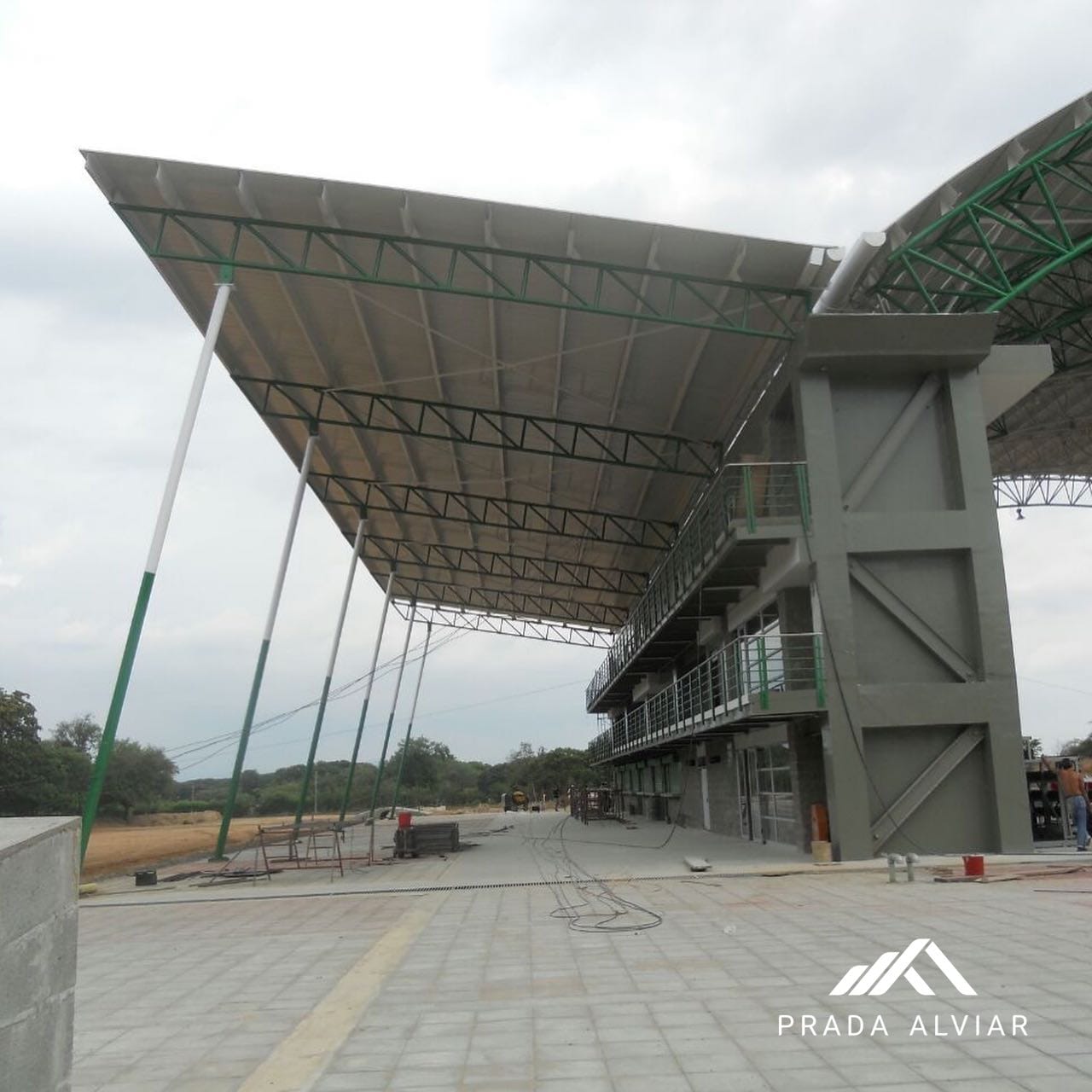 Fabricación e Instalación de Cubierta y estructura metálica curva con teja sin traslapo Standing Seam DESKA en Ferias Ganaderas de Valledupar - Valledupar, Cesar