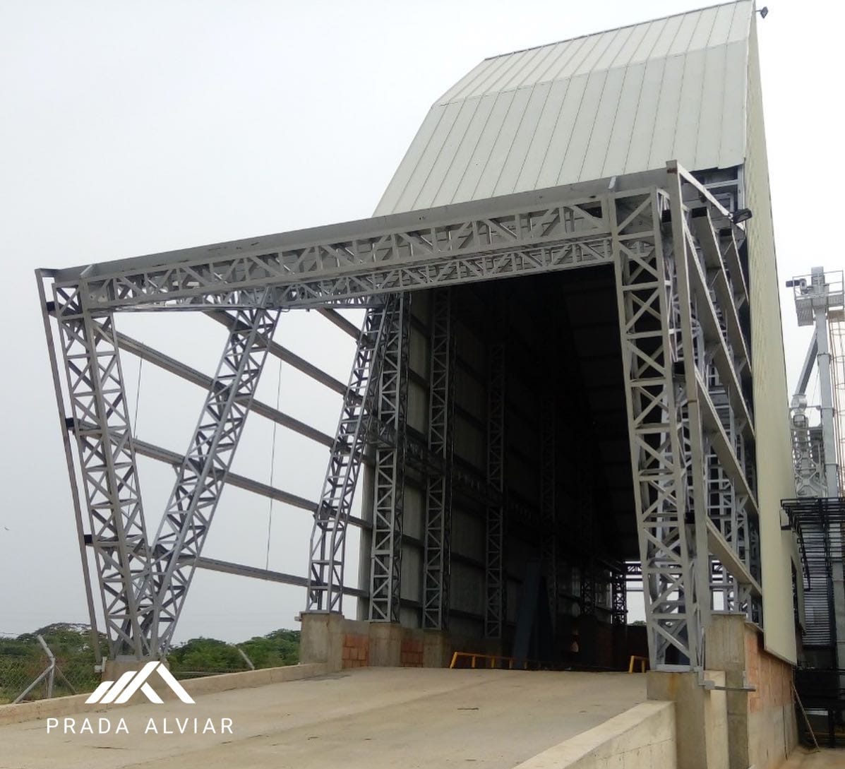 Fabricación e Instalación de Cubierta y fachada con Teja Standing Seam sin traslapo en Federación Nacional de Arroceros - Fedearroz - Pachiacaro, Casanare