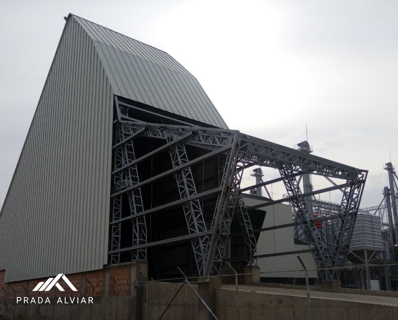 Fabricación e Instalación de Cubierta y fachada con Teja Standing Seam sin traslapo en Federación Nacional de Arroceros - Fedearroz - Pachiacaro, Casanare