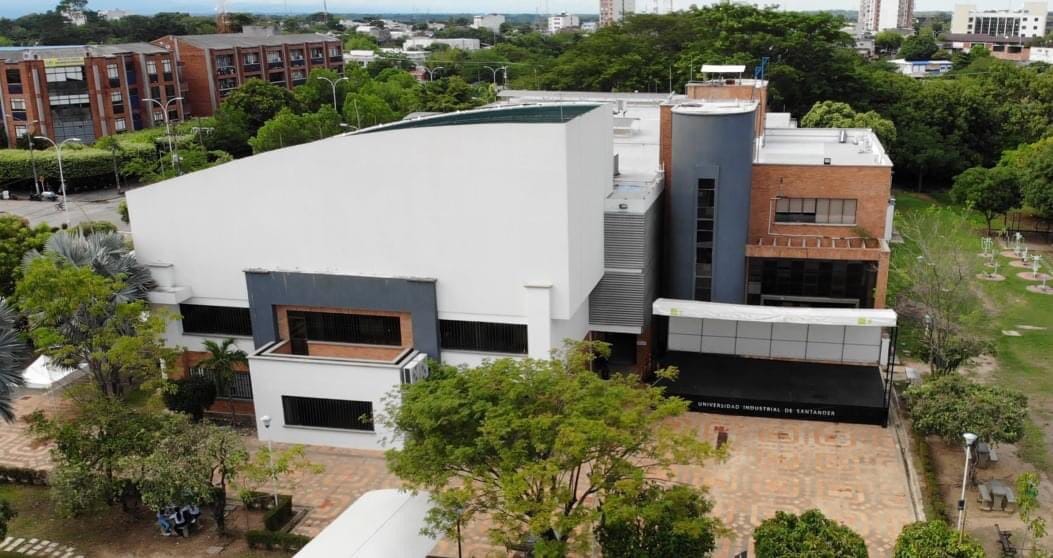 Fabricación e Instalación de Cubierta con Teja Standing Seam sin traslapo en UIS Sede Barrancabermeja - Barrancabermeja, Santander